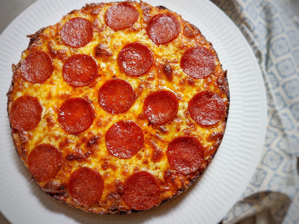 Deep pan pizza med pepperoni
