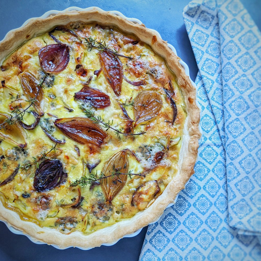 Tærte med karamelliserede løg og blåskimmel