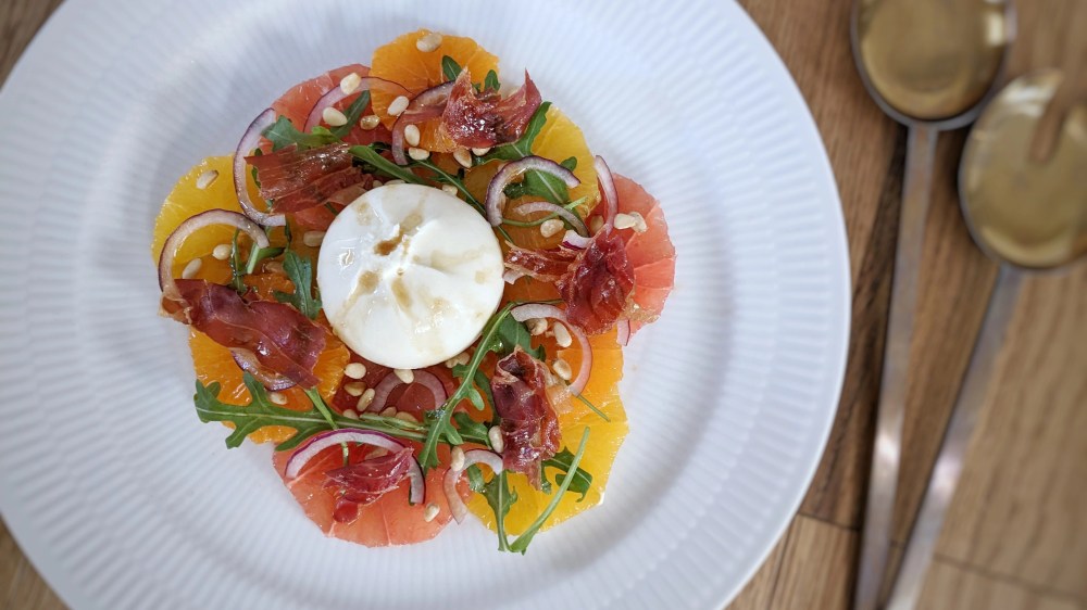 Salat med appelsiner, grape, clementiner, burrata og parmaskinke