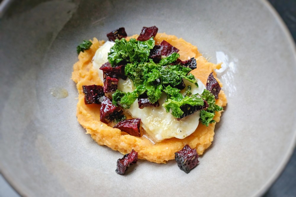 Havtaske med puré af sød kartoffel og jordskokker, med bagte rødbeder og stegt grønkål