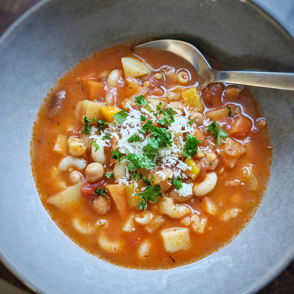 Fyldig minestrone suppe med grøntsager, pancetta, suppehorn og bælgfrugter