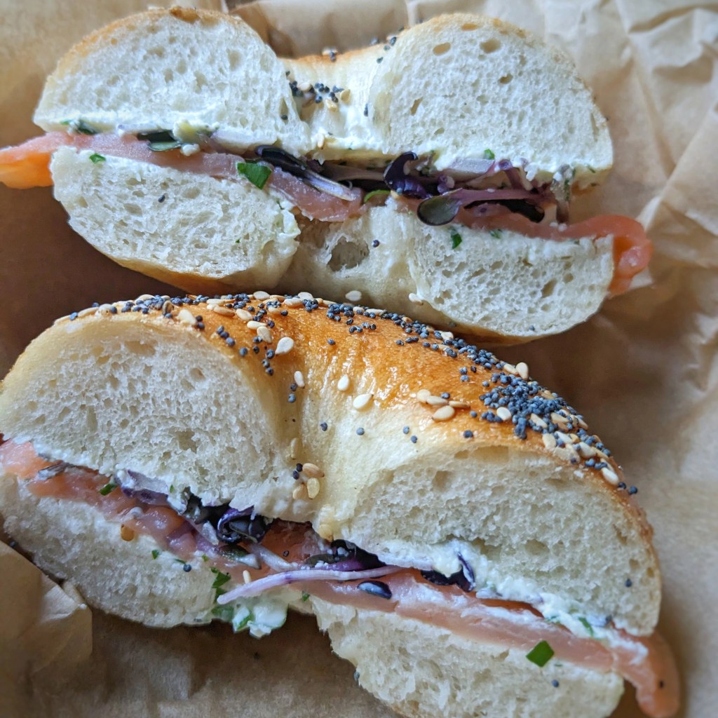 Hjemmelavede bagels med laks og flødeost