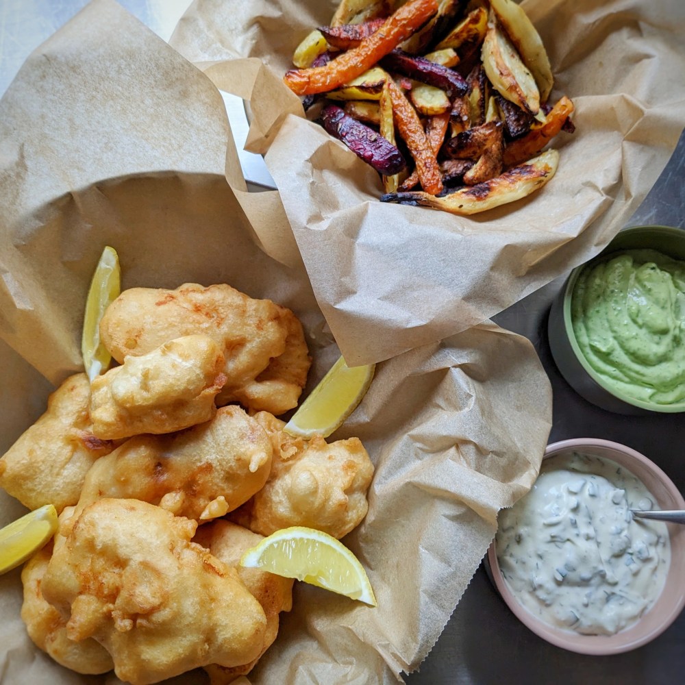 Fish 'n' chips med tatarsauce og ramsløgsmayonnaise