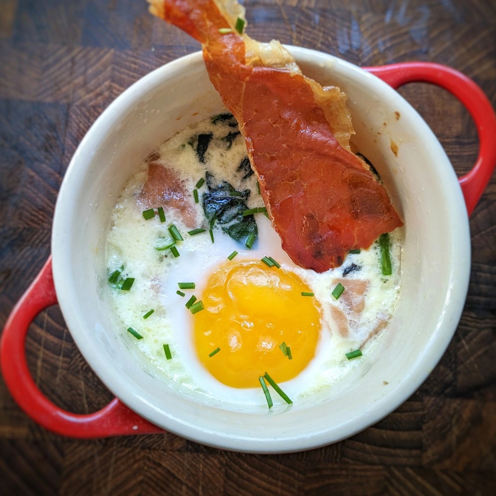 Æg i cocotte med parmaskinke, asparges og spinat