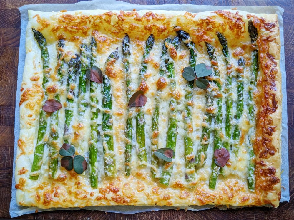 Aspargestærte på butterdejsbund