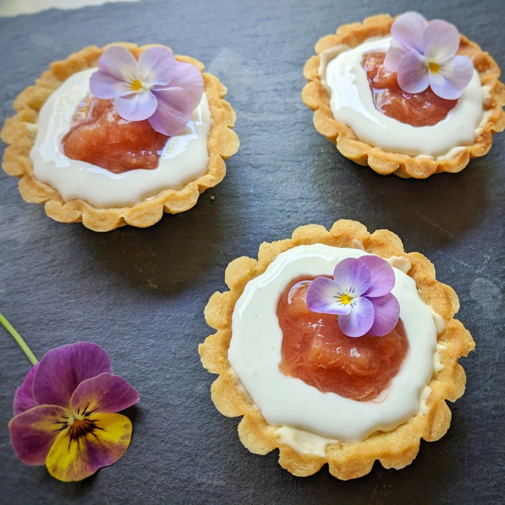 Små tærter med rabarberkompot og mascarpone