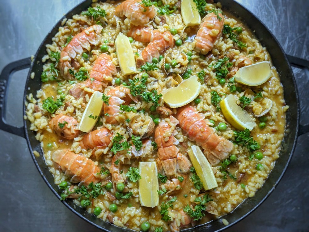 Paella med jomfruhummerhaler og hjertemuslinger