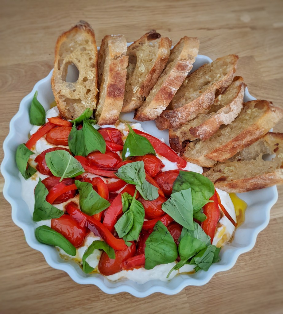 Bruschetta med fetacreme, tomater og rød peber