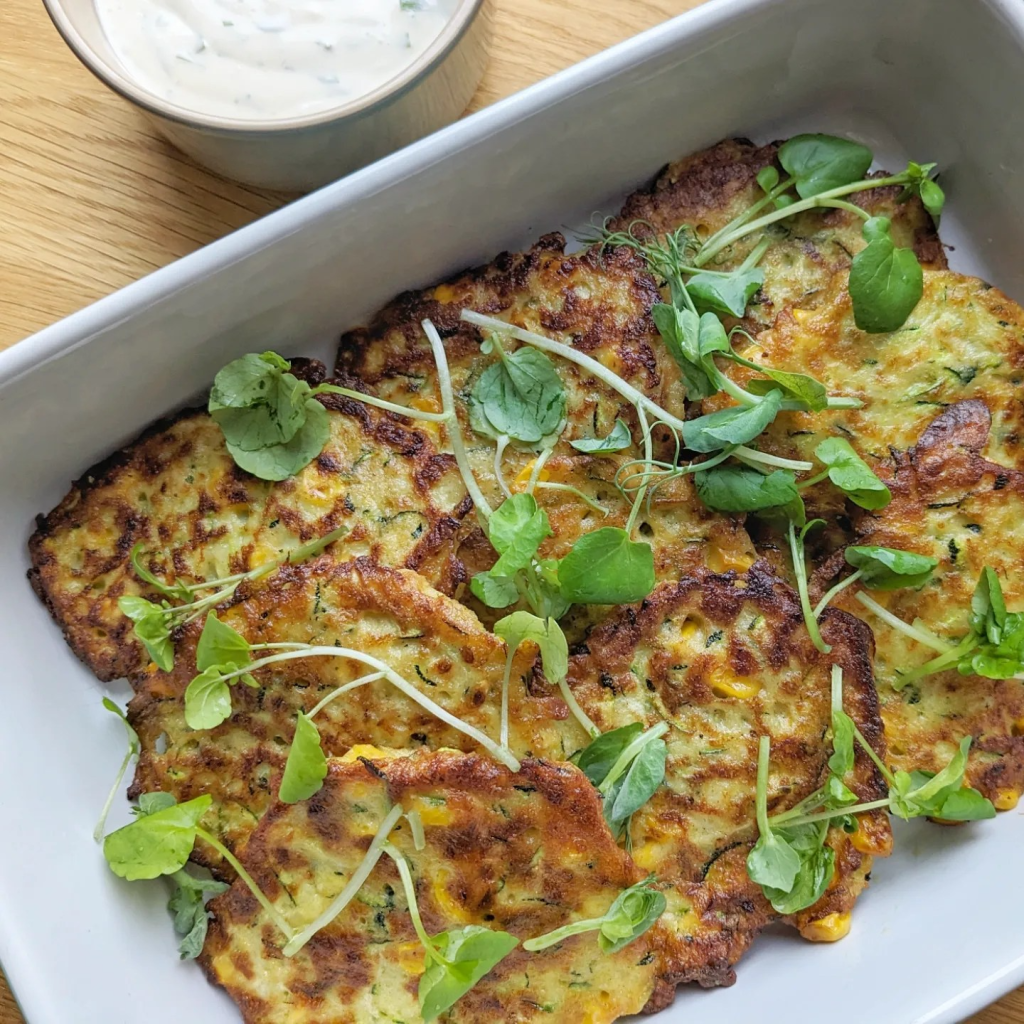 Squash- og majsfritters